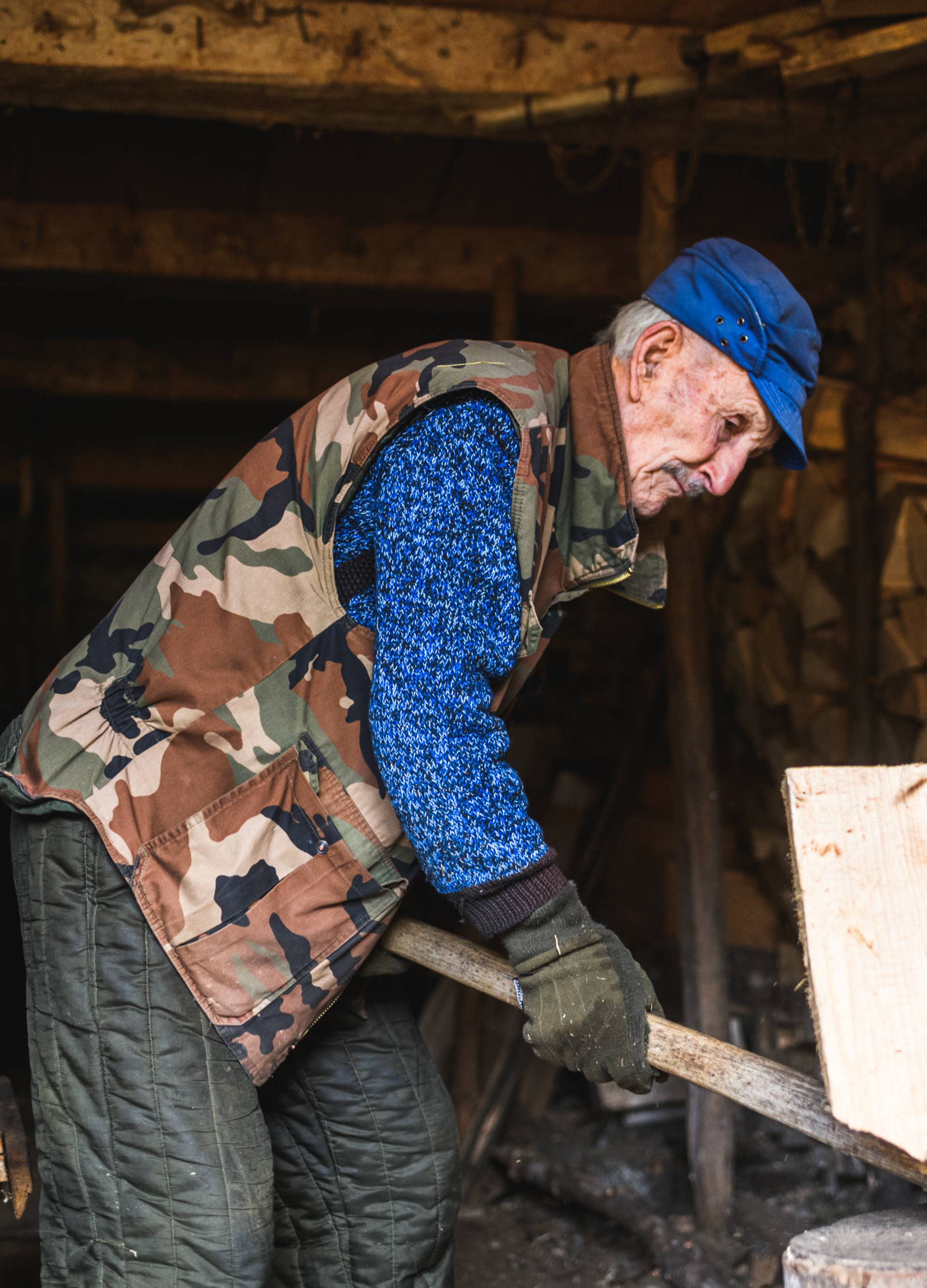 'Imam 95 godina i živim sam u selu. Prozor je moja televizija'