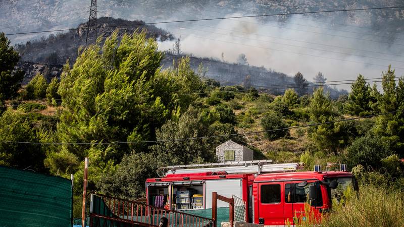 Požar u Kaštel Sućurcu  je lokaliziran, ali nije još ugašen: Vatrogasci dežuraju drugu noć