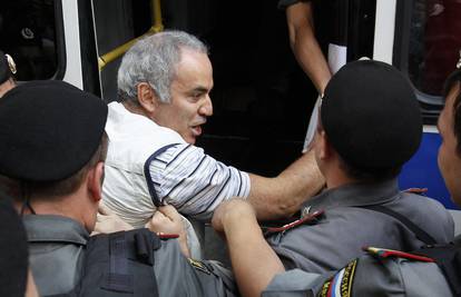 Prosvjed za Pussy Riot: Ispred suda uhitili Garija Kasparova