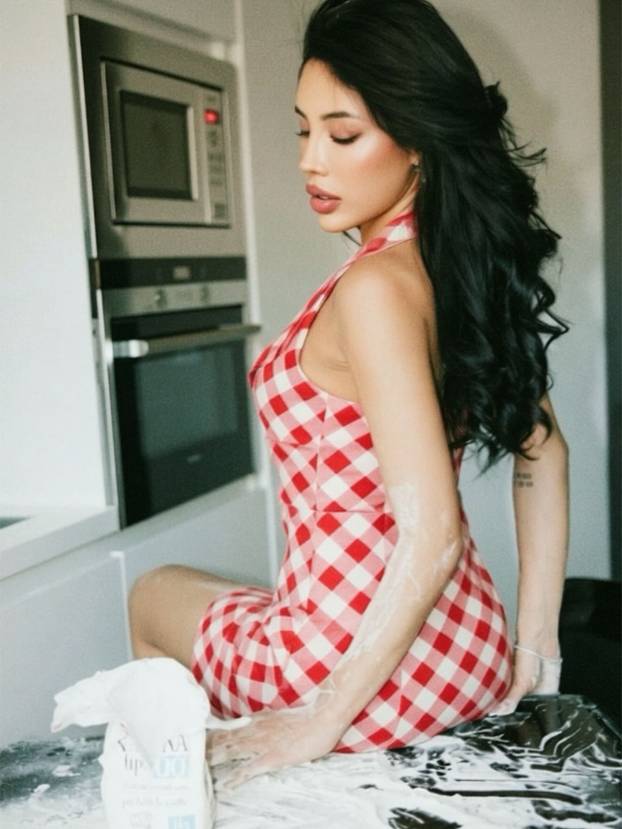 FOTO Seksi kuharica koja je zaludjela milijune: Nataly kuha u izazovnim izdanjima