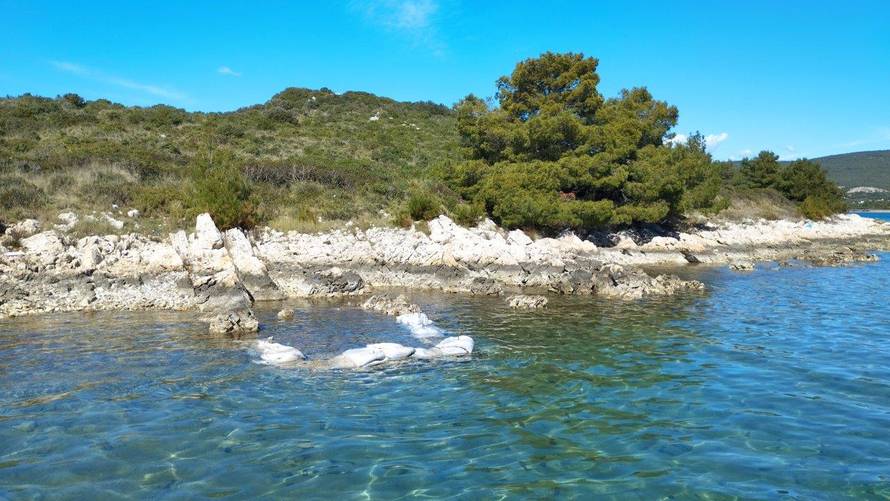 Ministarstvo za 24sata: Netko je na Galešnjaku u more stavio vreće i šipke. Nismo ga zatekli