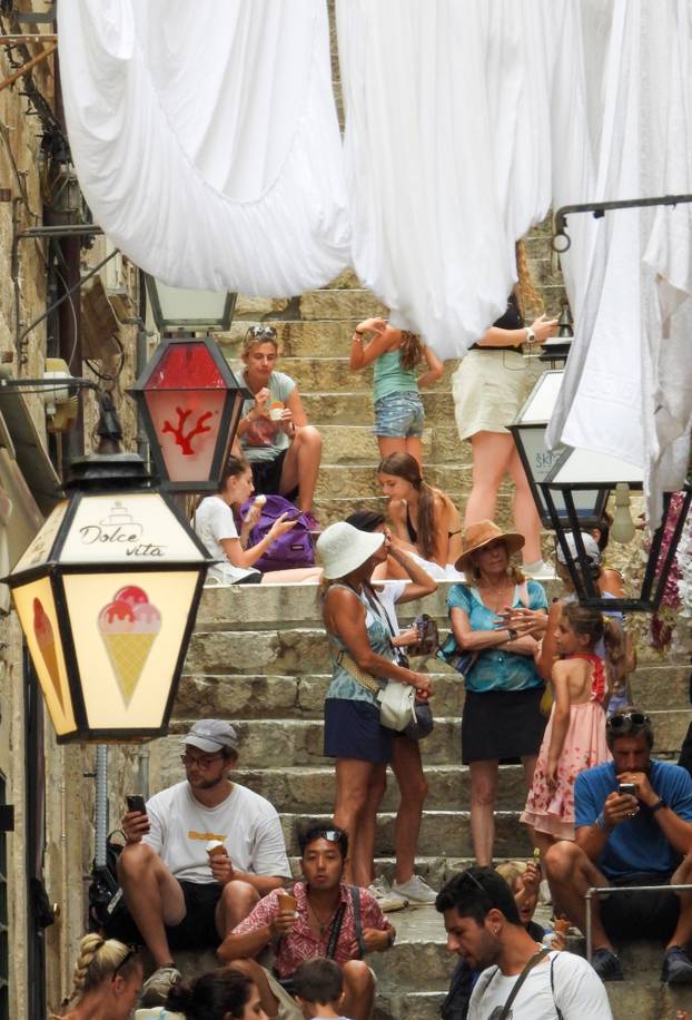 Dubrovnik ljeti, tisuće posjetitelja, ali i bogata ponuda za svakoga