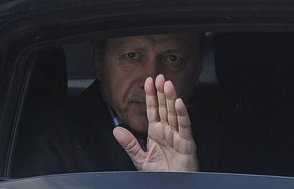 Po kratkom postupku Erdogan je otpustio 2000 policajaca