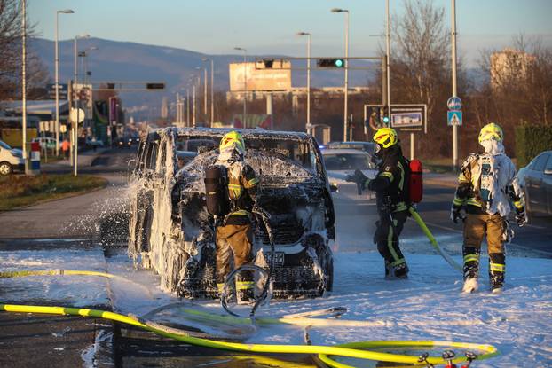 Zagreb: Požar kombi vozila na  Aveniji Većeslava Holjevca