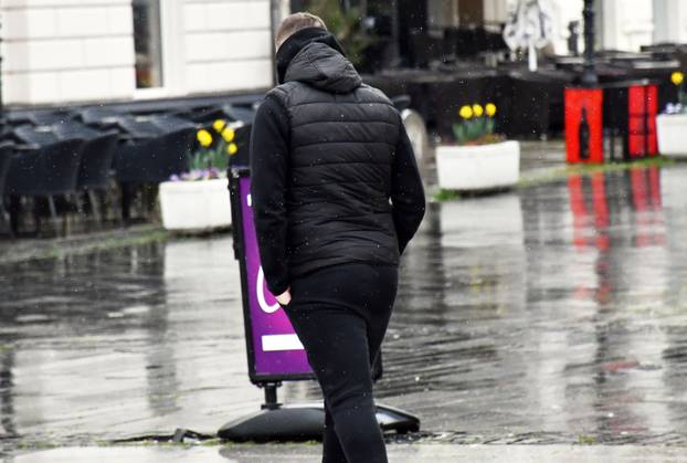 Slavonski Brod:  Kišno i tmurno proljetno poslijepodne na gradskim ulicama