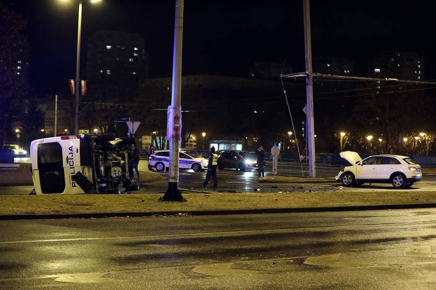 Policijski kombi prevrnuo se na bok: Dvoje ozlijeđenih u Audiju