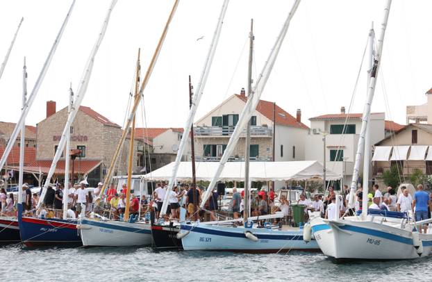 FOTO Čuvari stoljetne tradicije: Drveni brodovi utrkivali se na 'Regati za dušu i tilo' u Betini