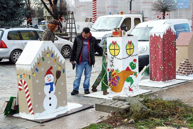 Sisak: Postavljanje adventskih kućica koje su napravila djeca