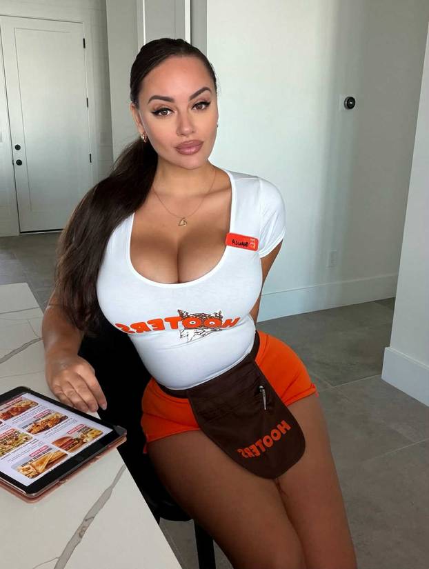 FOTO Lijepa je i pametna, ali ima očiti problem - teško nalazi robu koja joj može pokriti grudi