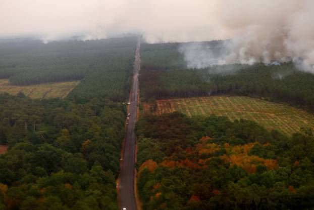 Airbus A400M makes its first-ever drop over the wildfire near Lacanau