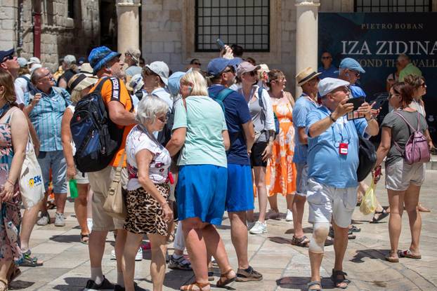 Dubrovnik: Turističke gužve u gradu i spas od vrućine u moru