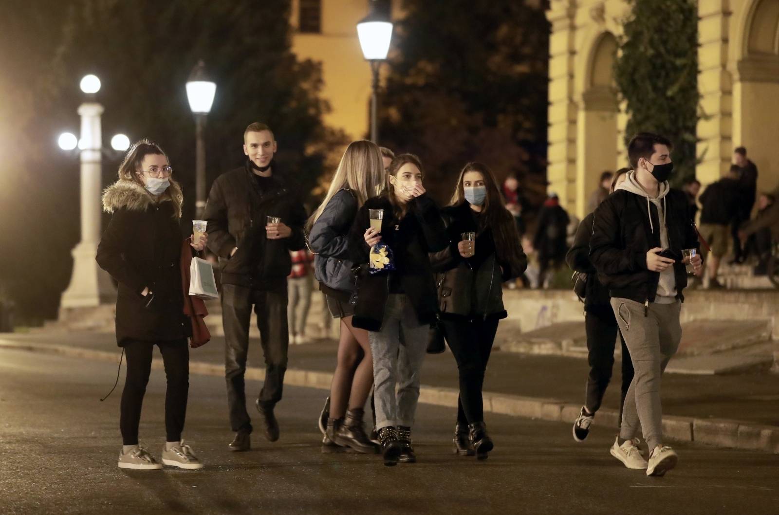 Zagreb: Redari upozorili mlade koji se zabavljaju ispred HNK