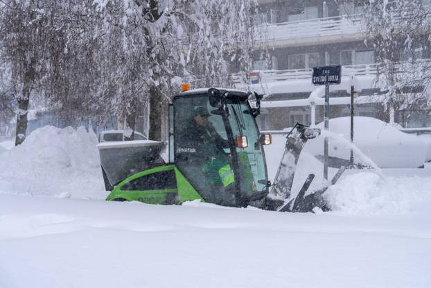 Korenica: Jako snježno nevrijeme stvorilo velike probleme u prometu