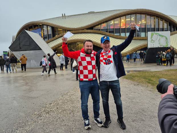 FOTO Hrvatski navijači svugdje su show! Dominiraju i u futsalu. Utakmicu pratio i Mandžukić