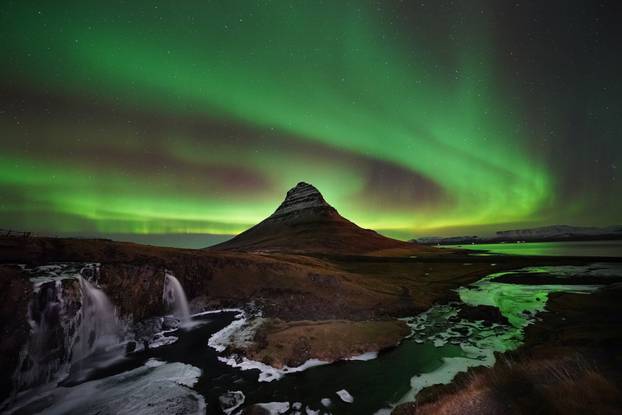 Polarna svjetlost iznad planine Kirkjufell