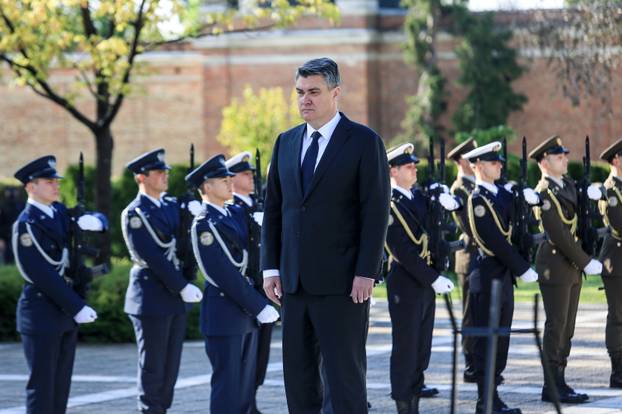 Predsjednik Milanović položenio je vijenac na Mirogoju povodom Dana oslobođenja Zagreba