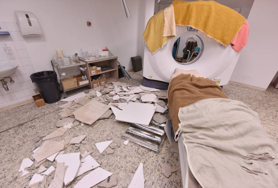 Komadi teški i do 3 kg: Urušila se žbuka u bolnici u Šibeniku