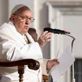 Vatikan: Papa Franjo je bolje, čitao je novine i radio iz bolnice