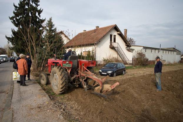Zagreb: Parkirali na privatnom zemljištu, vlasnik izorao zemljište i ljudi sad ne mogu izaći autima