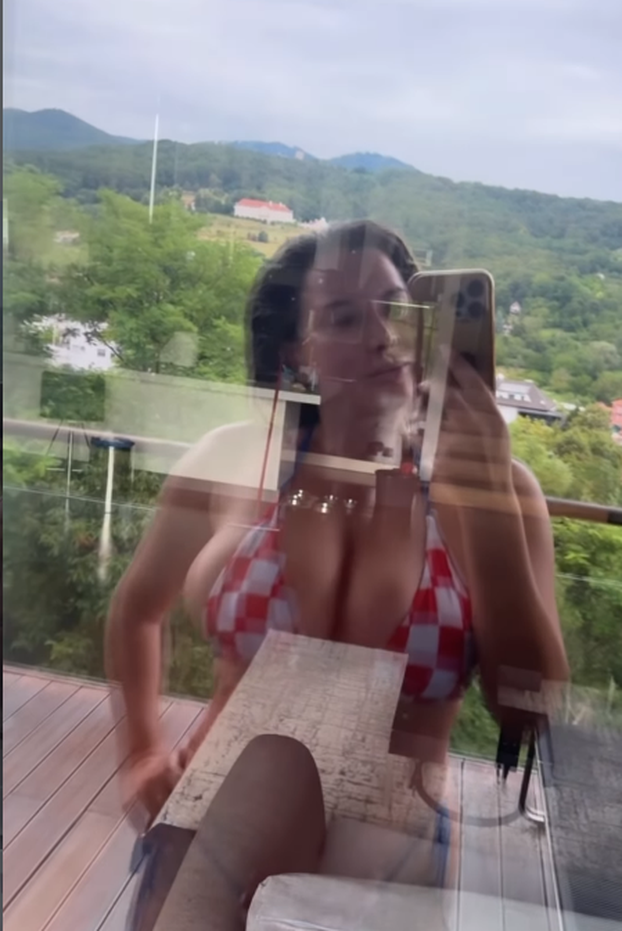 FOTO Nives Celzijus oprala prozore pa pokazala kako joj stoji mini bikini na kockice