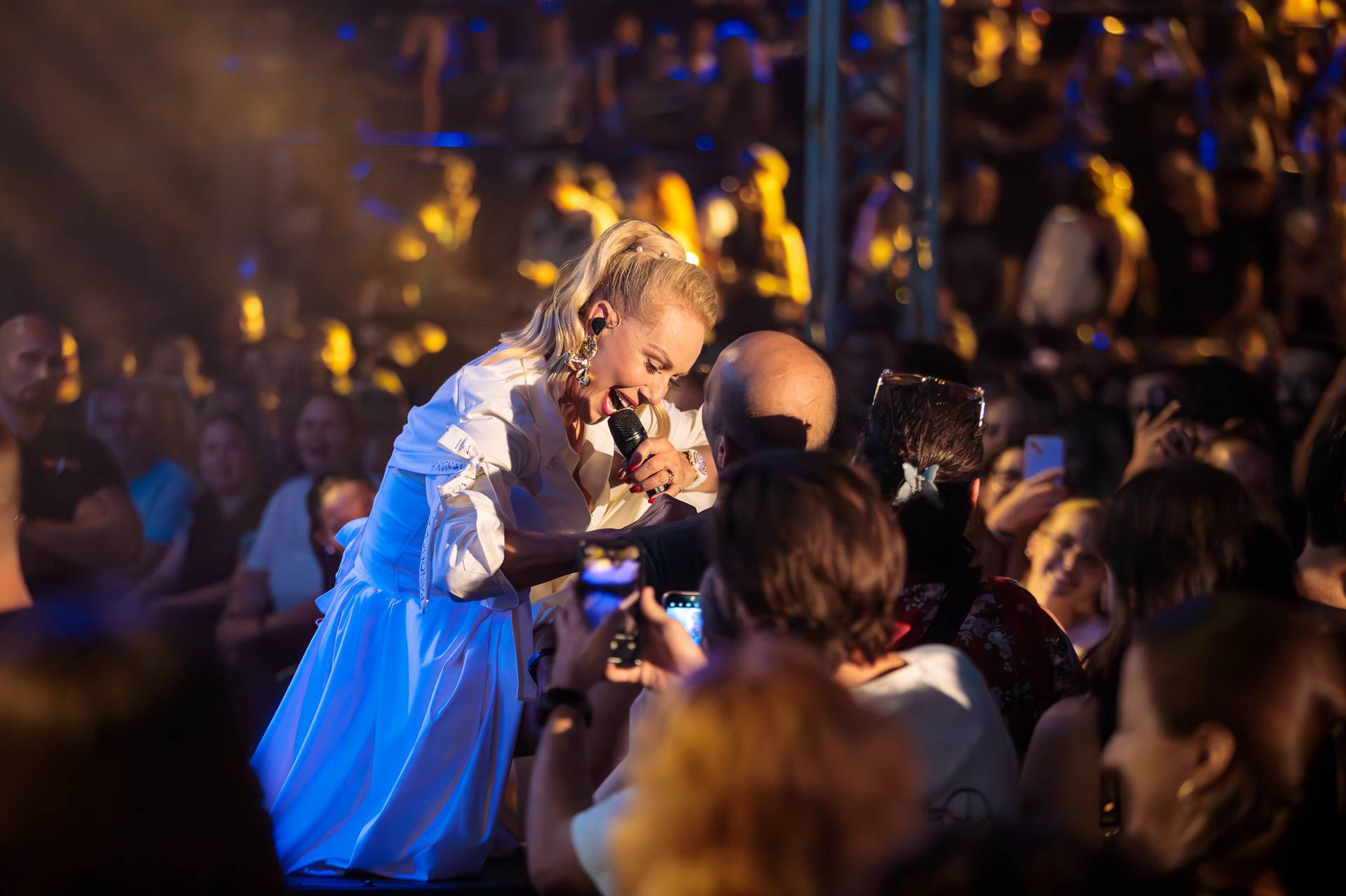 Tisuće obožavatelja stiglo na koncert Lepe Brene na Krku