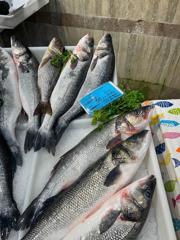 FOTO Građani šokirani! Za kilu janjetine 20 eura, rajčice po 7, a orada na Dolcu čak 28 eura