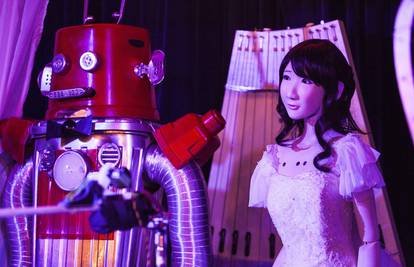 Prvo robotsko vjenčanje: Nisu izostali bijela haljina i poljubac