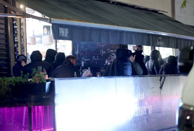 Zagreb: Maskirani muškarci otpjevali svoje ispred Srpskog kulturnog centra i razišli se nakon dolaska interventnih policajaca