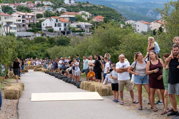 Senj: Održana 1. Senjska maškarana utrka 'Gravity race Senj 2025' podno tvrđave Nehaj