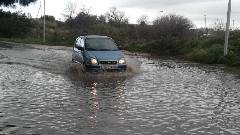 VIDEO Split pod vodom: Neke ceste zatvorene, stiže još kiše