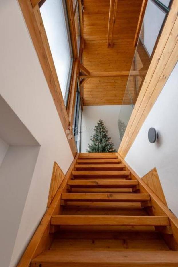 FOTO Ova vila na malom brežuljku u Delnicama nudi luksuz i užitke cijele godine