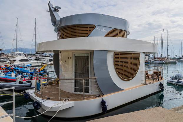 Split: Neobično plovilo na Zapadnoj obali