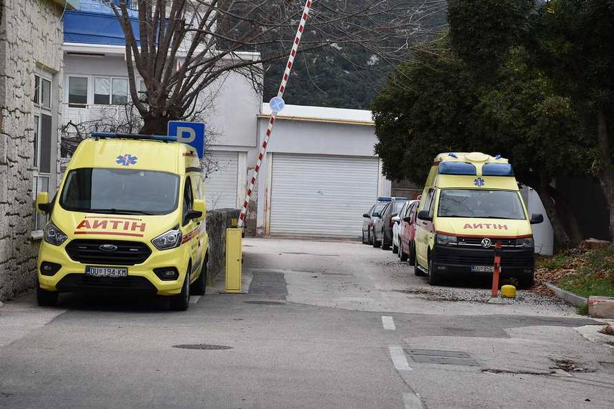 FOTO Muž porodio ženu u autu ispred Hitne u Pločama: 'Naša Lucija je malo požurila van...'