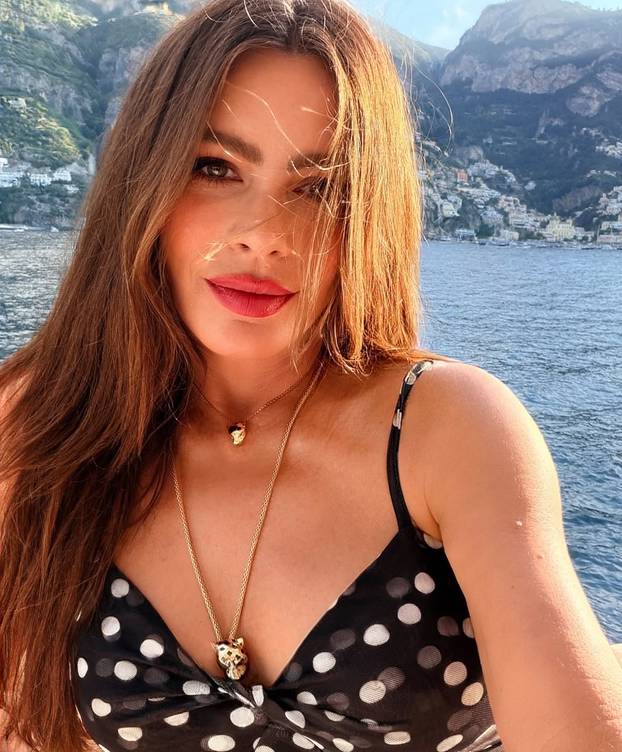 FOTO Ma tko bi joj dao 54! Sofia Vergara mami uzdahe golišavim izdanjima, ovako se mijenjala