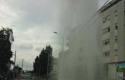 Šikljala voda: Taksist silazio s nogostupa pa udario u hidrant