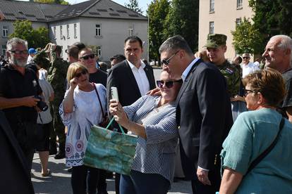 FOTO 'Predsjedniče, može li jedan selfie?' Milanovića tražili fotku na prisezi ročnika u Požegi