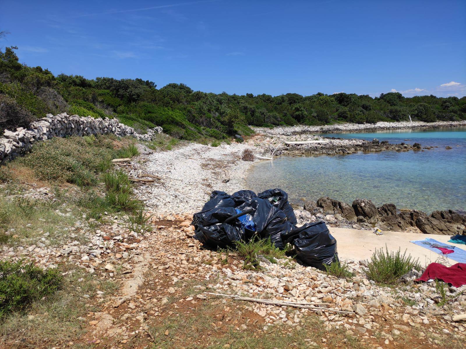 Male ruke s čarobnim receptom čiste otok od plastike i donose život u napuštenu otočku školu