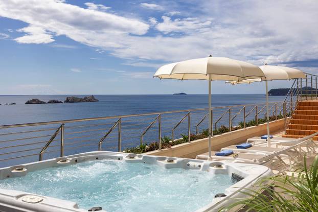 FOTO Hotel u Dubrovniku ima koktel bar u stijeni nad morem!