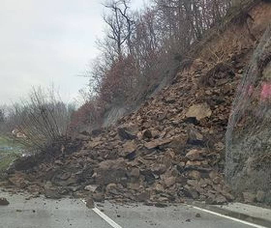 Veliki odron zemlje i kamenja u Kostelu, policija zatvorila cestu