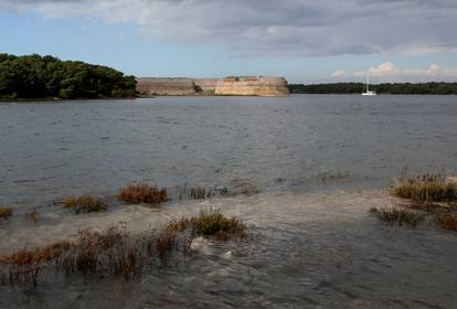 Šibenik: Orkansko jugo poplavilo je šetnicu i jedini put prema tvrđavi sv Nikole