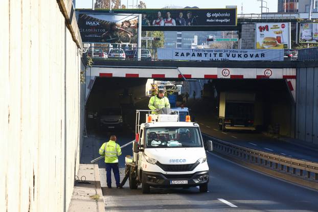 
Zagreb: Za promet zatvoren podvožnjak Savska cesta - Slavonska avenija zbog radova na rekonstrukciji javne rasvjete