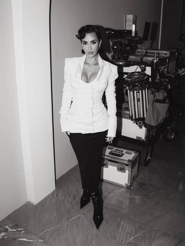 FOTO Kakva kombinacija, Kim! Poslovno sprijeda, a od iza - tanga koja viri. Pogledajte je!