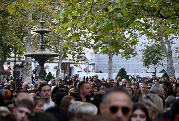 Zagreb: Brojni građani se okupili na Zrinjevcu u čast Halida Bešlića