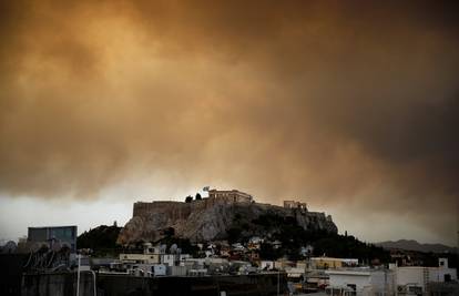 Vjetar otežava gašenje: Veliki požar šume zapadno od Atene
