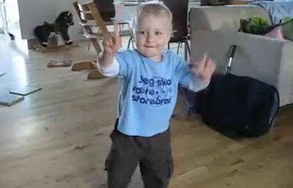 Dvogodišnji obožavatelj Iron Maidena pleše pred kamerom