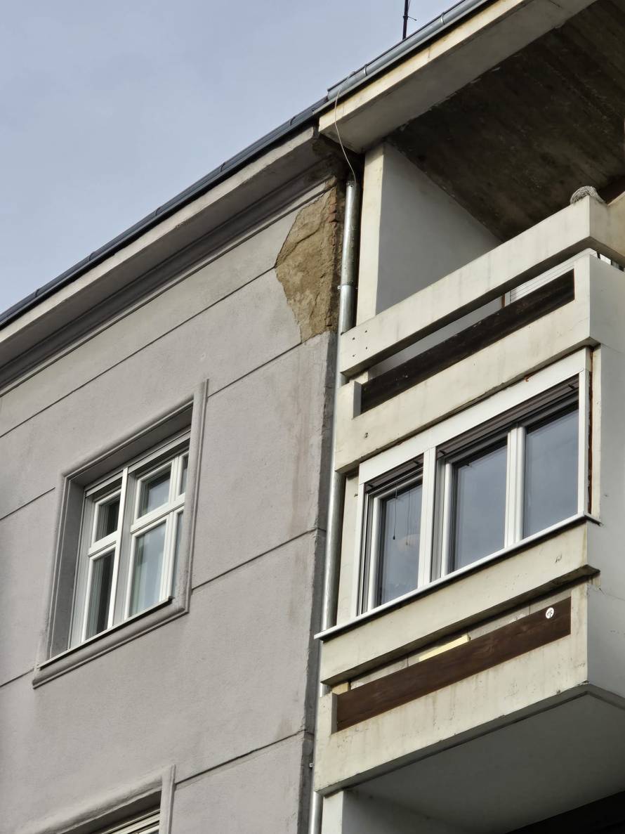 FOTO Pala žbuka na ulicu u Zagrebu: 'Zgrada je u lošem stanju, a to je prometna ulica...'