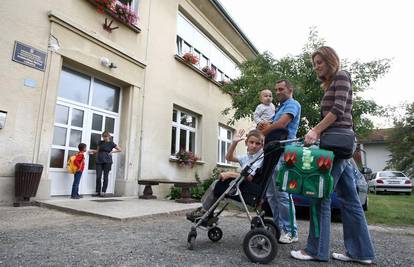 Leo sjeo u školsku klupu: "Super mi je bilo u školi"