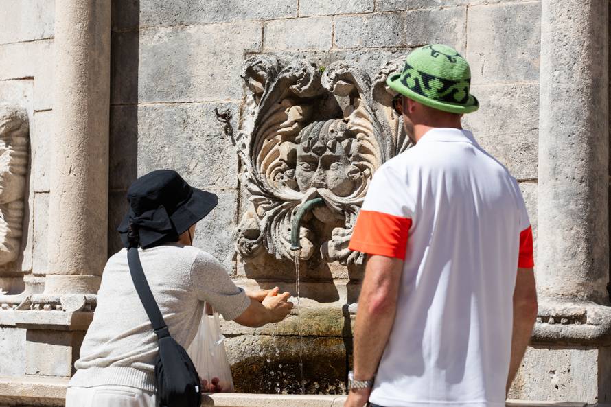 Visoke temperature i turističke gužve u Dubrovniku