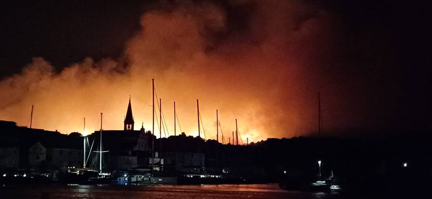 POŽAR NA BRAČU OPET BUKTI Iznad Milne ponovno se digao plamen, šalju i dva kanadera!