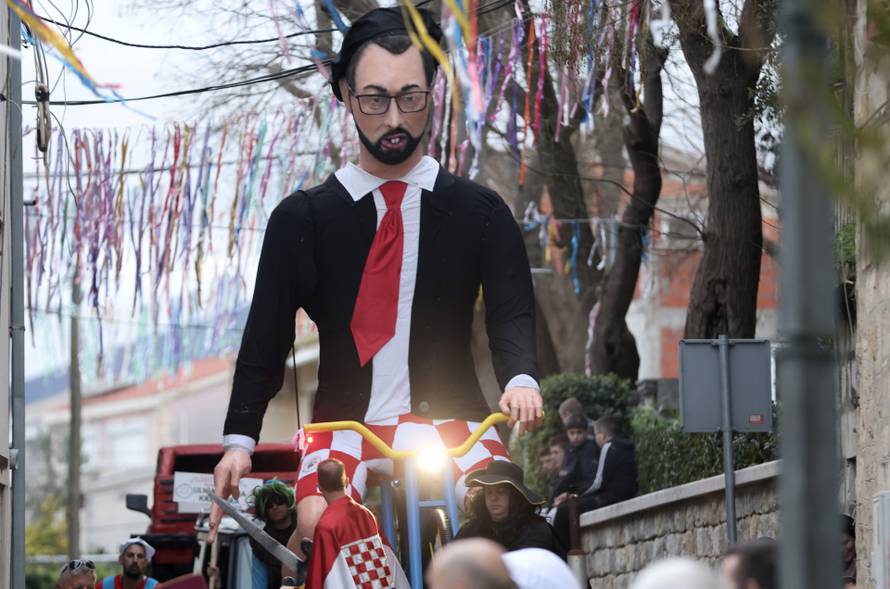 Zagrebački gradonačelnik Tomislav Tomašević bio je krnja na maškarama u Kaštel Kambelovacu